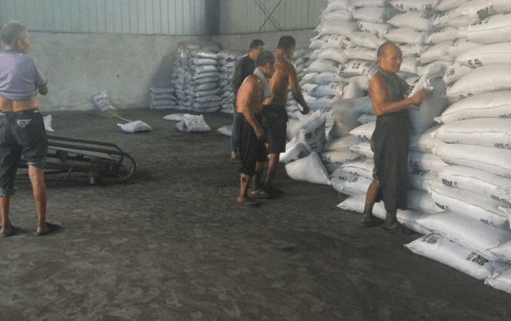 工人們把木質(zhì)<a href=http://www.fliange.cn/zzhxt/ target=_blank class=infotextkey>柱狀活性炭</a>裝袋，打包準備發(fā)車